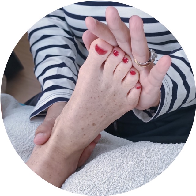 photo d'un massage de pied lors d'une séance de réflexologie chez Alexandra Gilson